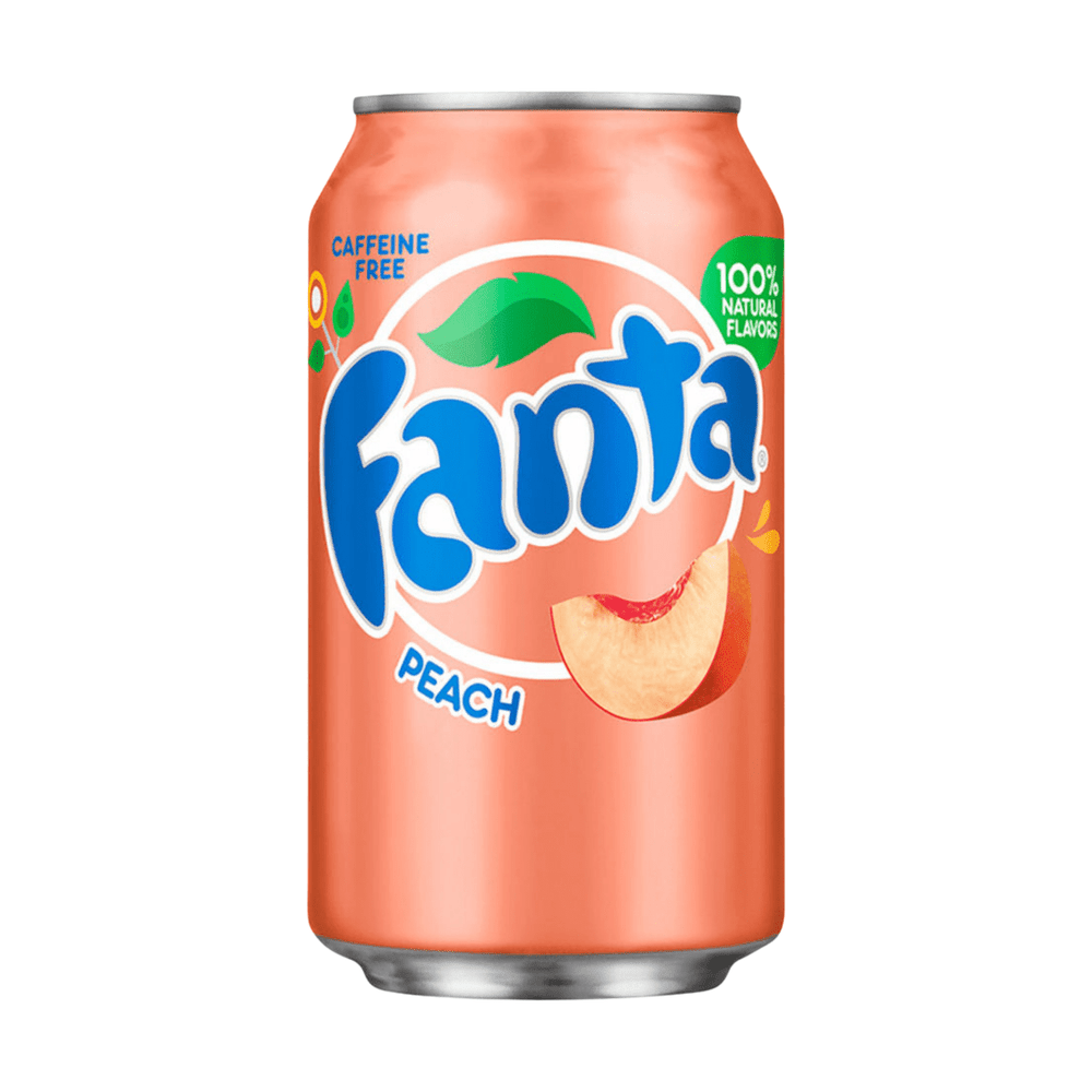 Une canette orange pâle sur fond blanc avec le logo Fanta et à droite un morceau de pêche