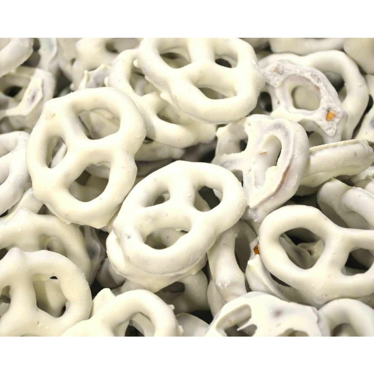 Un tas de plusieurs petits bretzels enrobés de caramel blanc