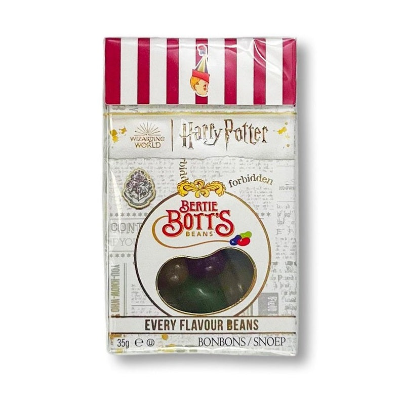Un carton avec des motifs de papier journal et au-dessus des lignes rouges et blanc, au centre il y a des bonbons en forme d’haricot. Le tout sur fond blanc