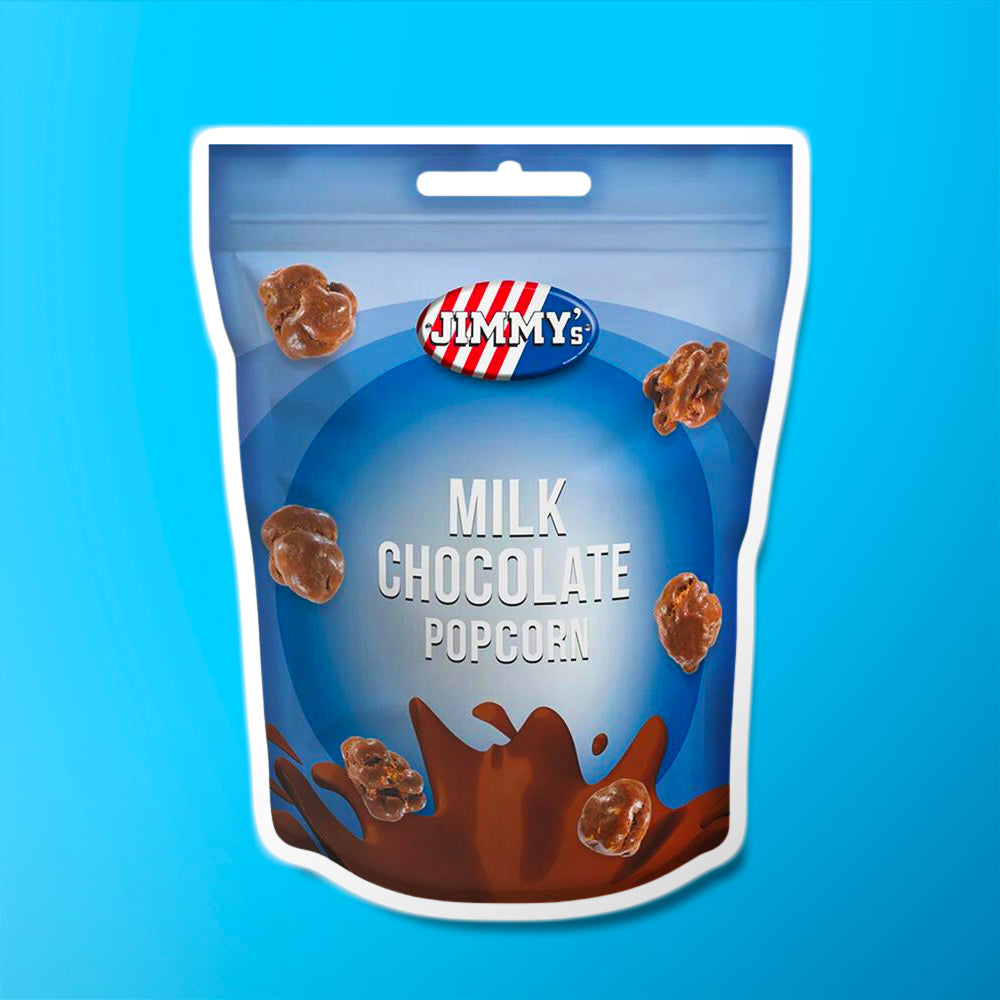 Un paquet bleu sur fond bleu, en-dessous il y du chocolat liquide et il y a des popcorns enrobés de chocolat au lait qui tombent du ciel