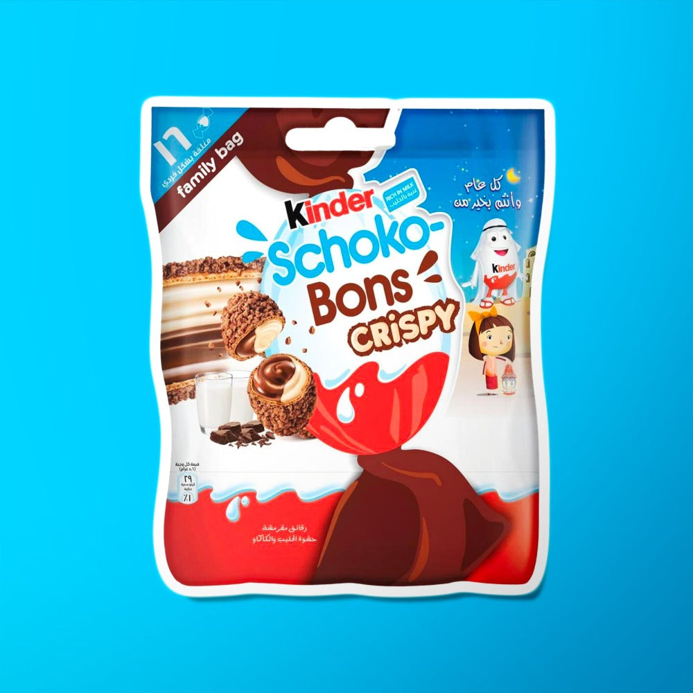 Un paquet avec un grand Kinder au centre, à droite une petite fille avec une lanterne avec un bonhomme Kinder et à gauche un Kinder Schoko Bons coupé en 2. Le tout sur un fond bleu