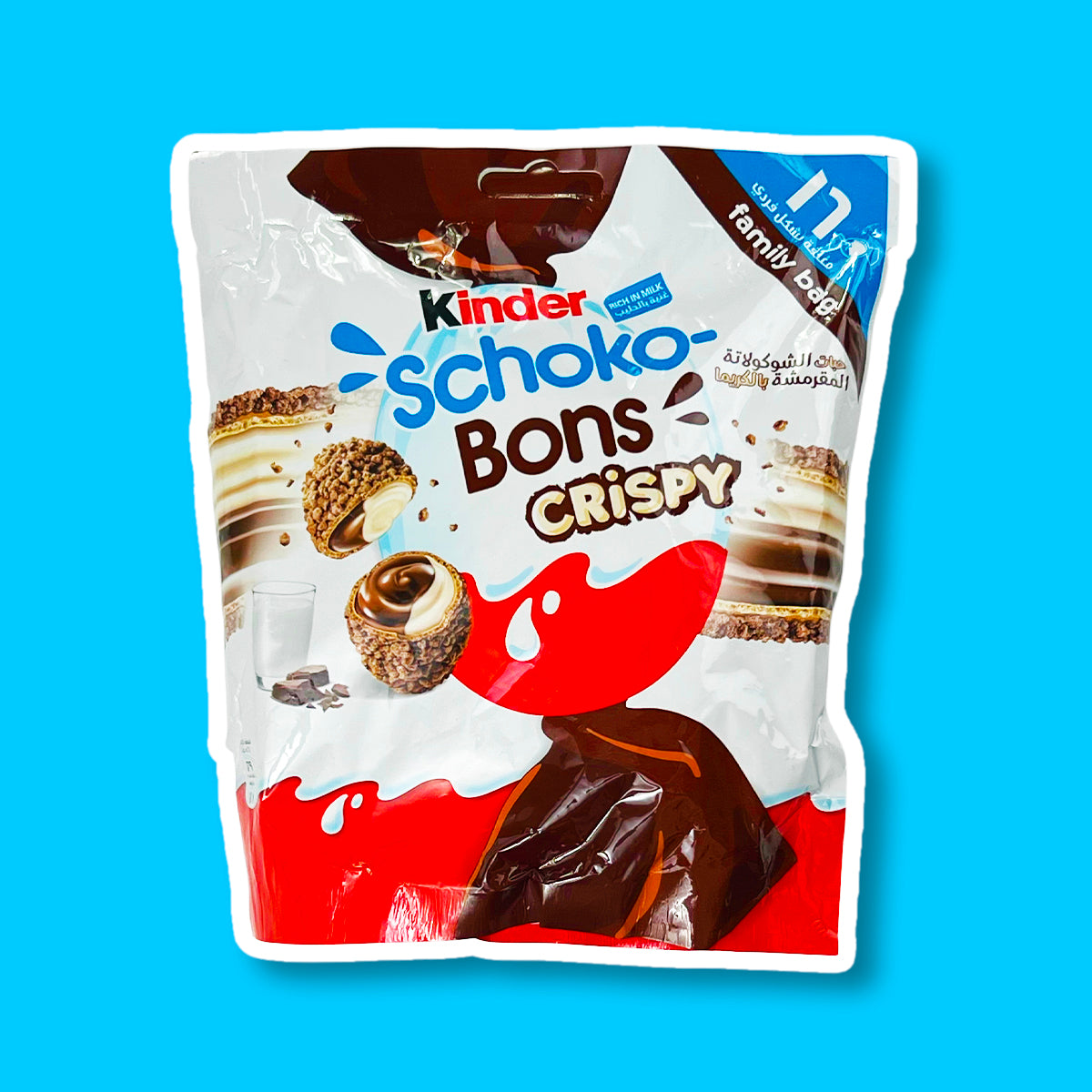 Un paquet avec un grand Kinder au centre, à droite il y a un Kinder Schoko Bons coupé en 2 et on y voit le chocolat blanc et au lait. Le tout sur un fond bleu