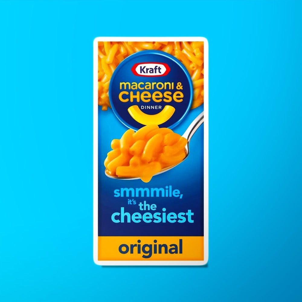 Un paquet bleu sur fond bleu avec au-dessus des Mac&cheese et sur le devant un cuillère de Mac&cheese, en bas il est écrit « original » en jaune