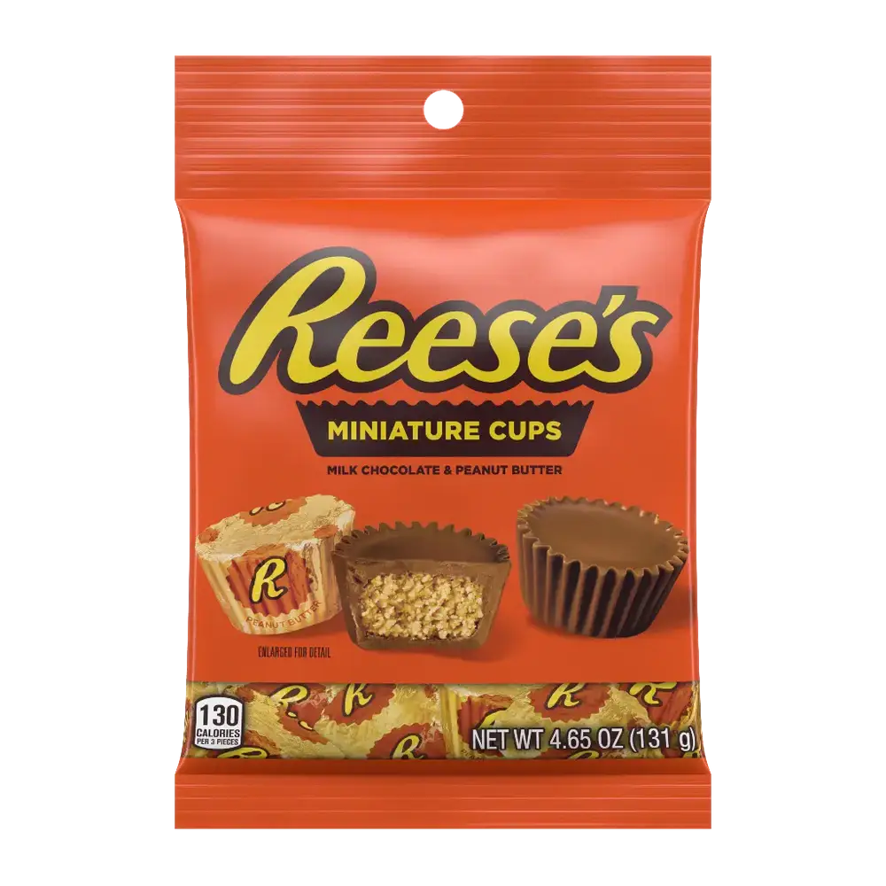 Un petit emballage orange sur fond blanc avec écrit « Reese’s » en jaune vers le haut et il y a 3 chocolats en cup en bas de l’emballage. A gauche il est dans un emballage doré avec des R orange et au milieu il est coupé