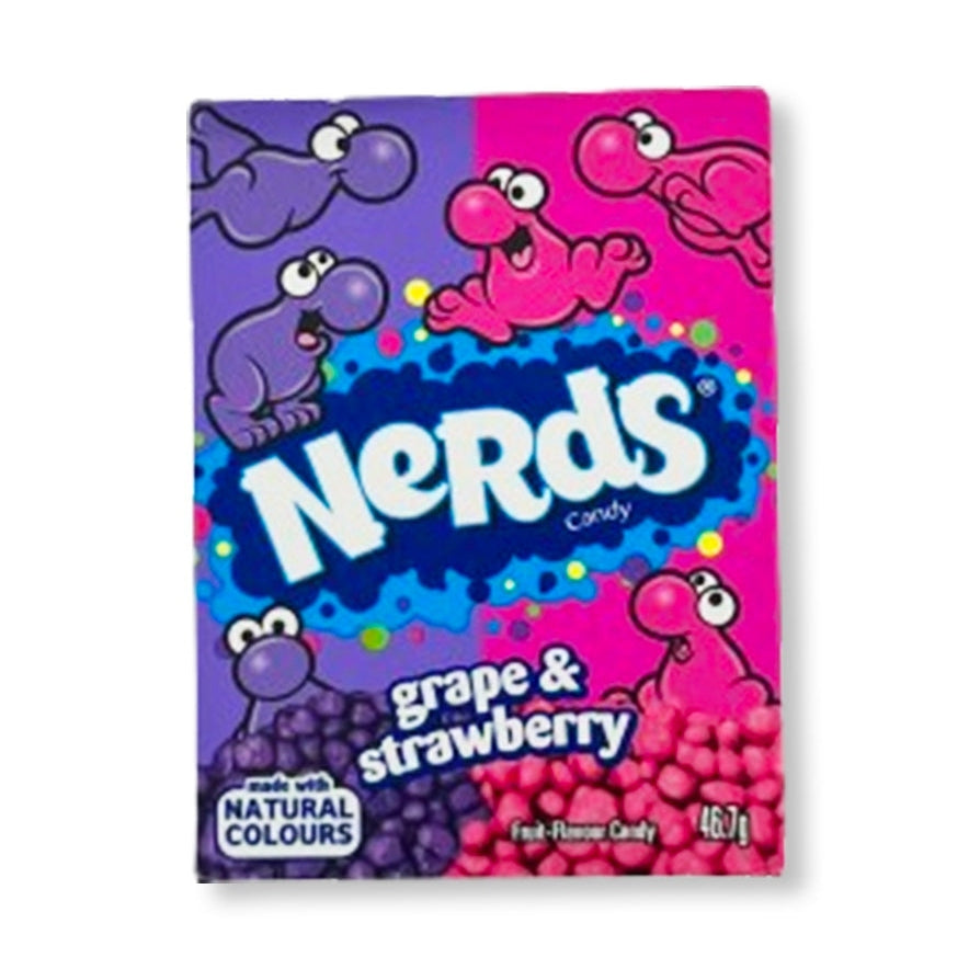 Un emballage divisé en 2 couleurs ; mauve et rose. Avec des petits bonhommes de même couleur et de la forme de Nerds, le tout sur fond blanc