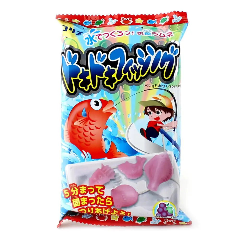 Un paquet coloré aux extrémités rouges avec un petit garçon à casquette attrape un gros poisson rouge avec sa canne à pèche, le tout sur fond blanc