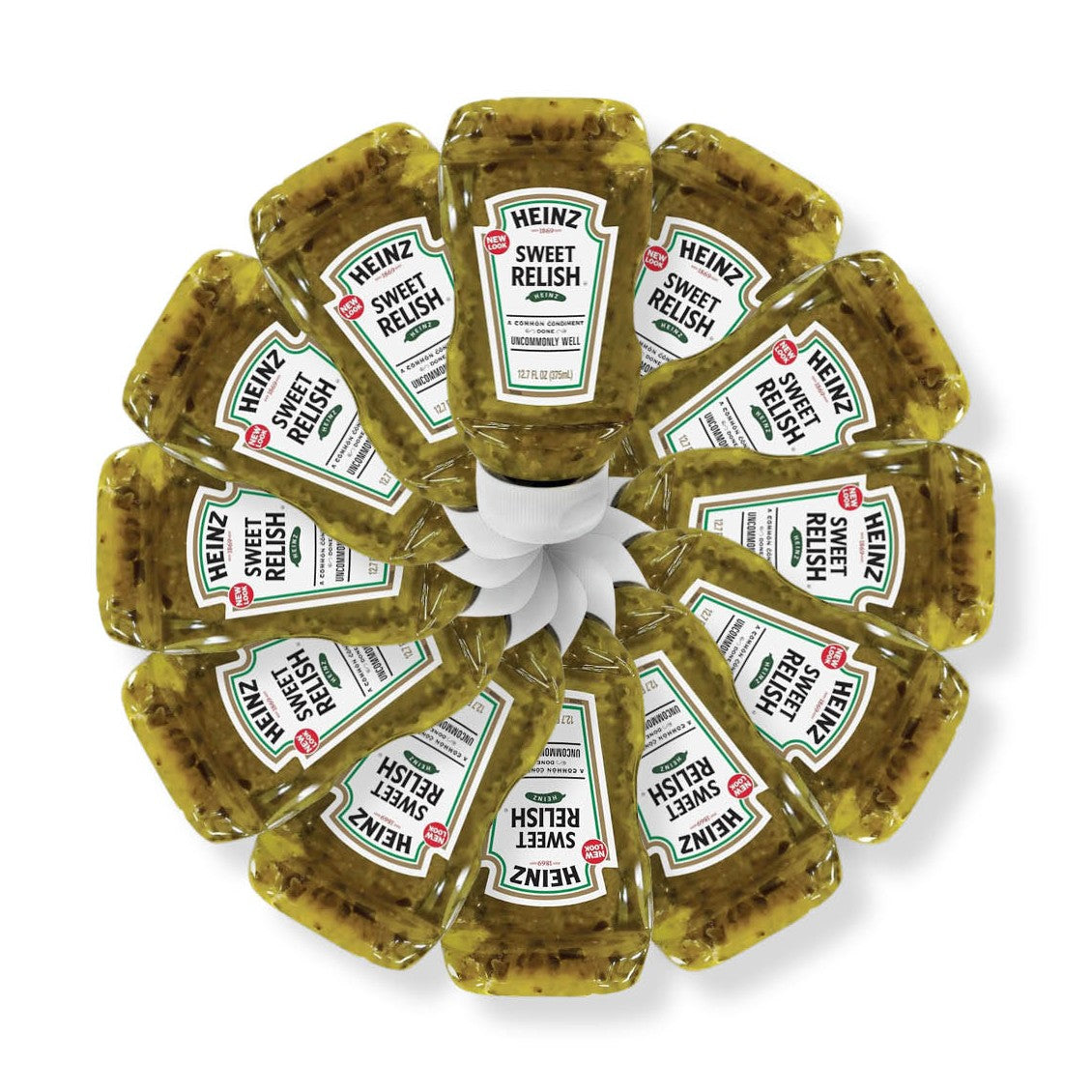 Plusieurs bouteilles transparents d’une sauce verte entassées les unes sur les autres sur un fond blanc. Le tout forme une rosace