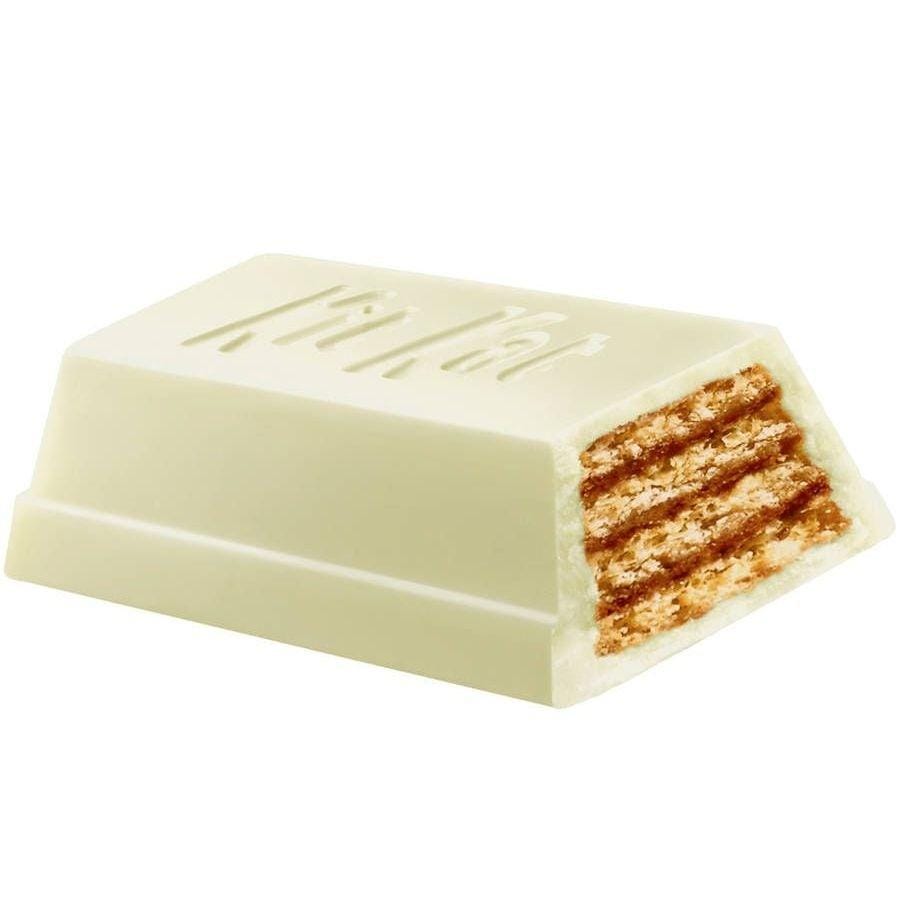 La partie gauche d’un biscuit en forme de bâtonnet enrobé de chocolat blanc, le tout sur fond blanc