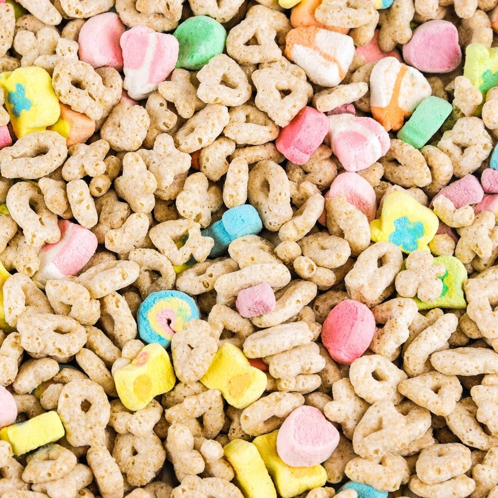 Un tas de céréales en forme de ronds et de trèfles avec des petits petits marshmallows colorés