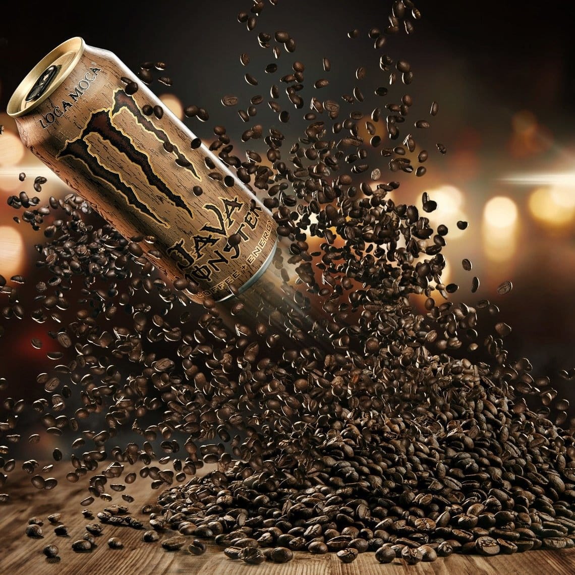 Une grande canette brune avec au centre un grand M marron et plein de graines de café qui propulsent la canette vers la gauche