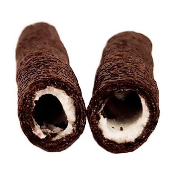 Des biscuits en bâtonnet brun vu de devant, l’intérieur est rempli d’une crème blanche