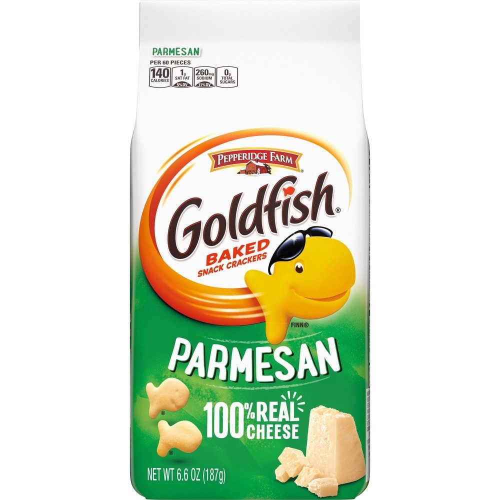 Un paquet blanc et vert avec au centre un petit poisson jaune à lunettes de soleil, en bas à droite un morceau de parmesan. Le tout sur fond blanc