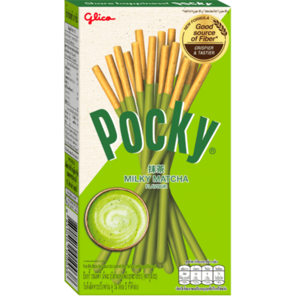 Un carton beige et vert sur fond blanc avec des biscuits en bâtonnet enrobés de chocolat de couleur verte. En bas à gauche, un pot de thé vert