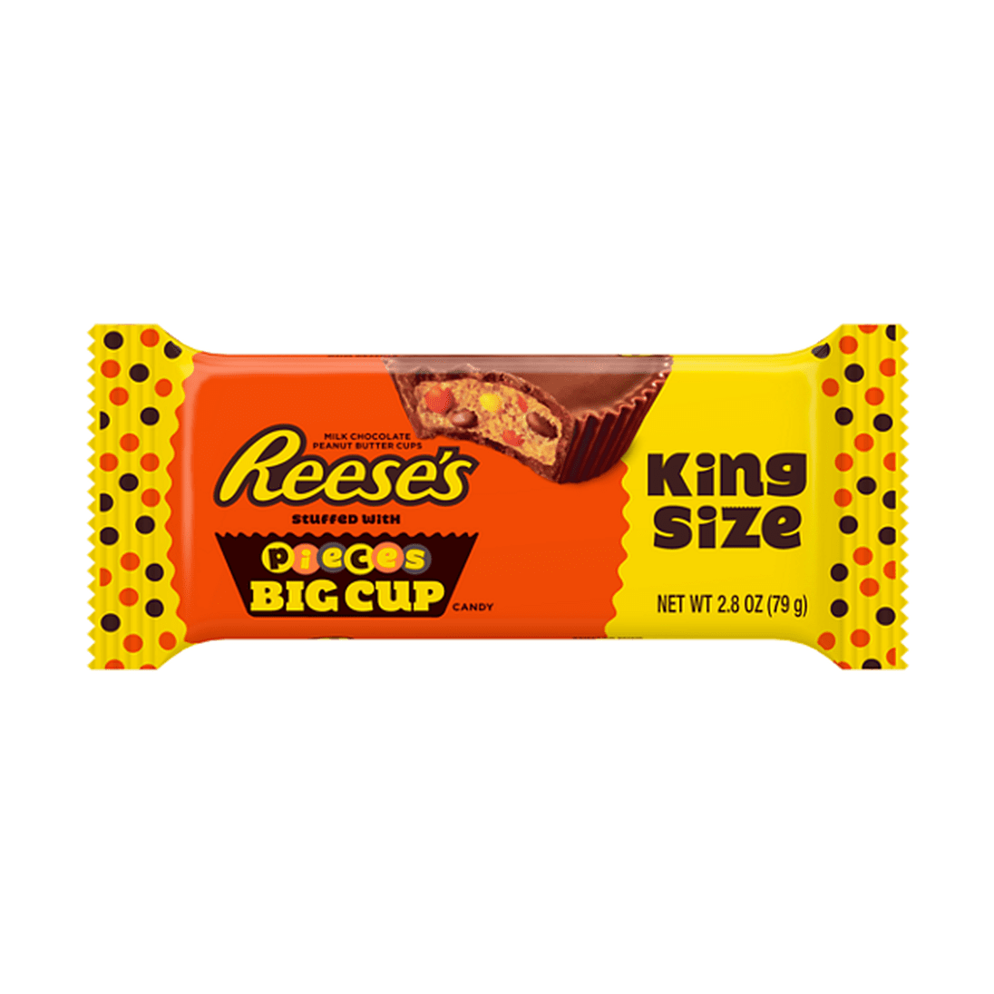 Un emballage orange avec des extrémités jaunes sur fond blanc avec écrit « Reese’s » à gauche et à droite il y a un chocolat en cup qui est croqué et on y voit une pâte brune claire avec des morceaux colorés