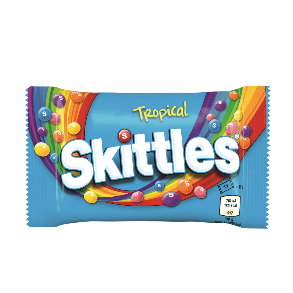 Un emballage bleu avec un arc-en-ciel et plein de Skittles colorés dessus, le tout sur fond blanc