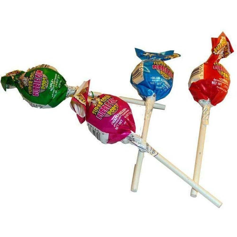 4 sucettes sur fond blanc avec des bâtonnets blancs et des emballages individuels de couleurs différentes ; vert, rose, bleu et rouge