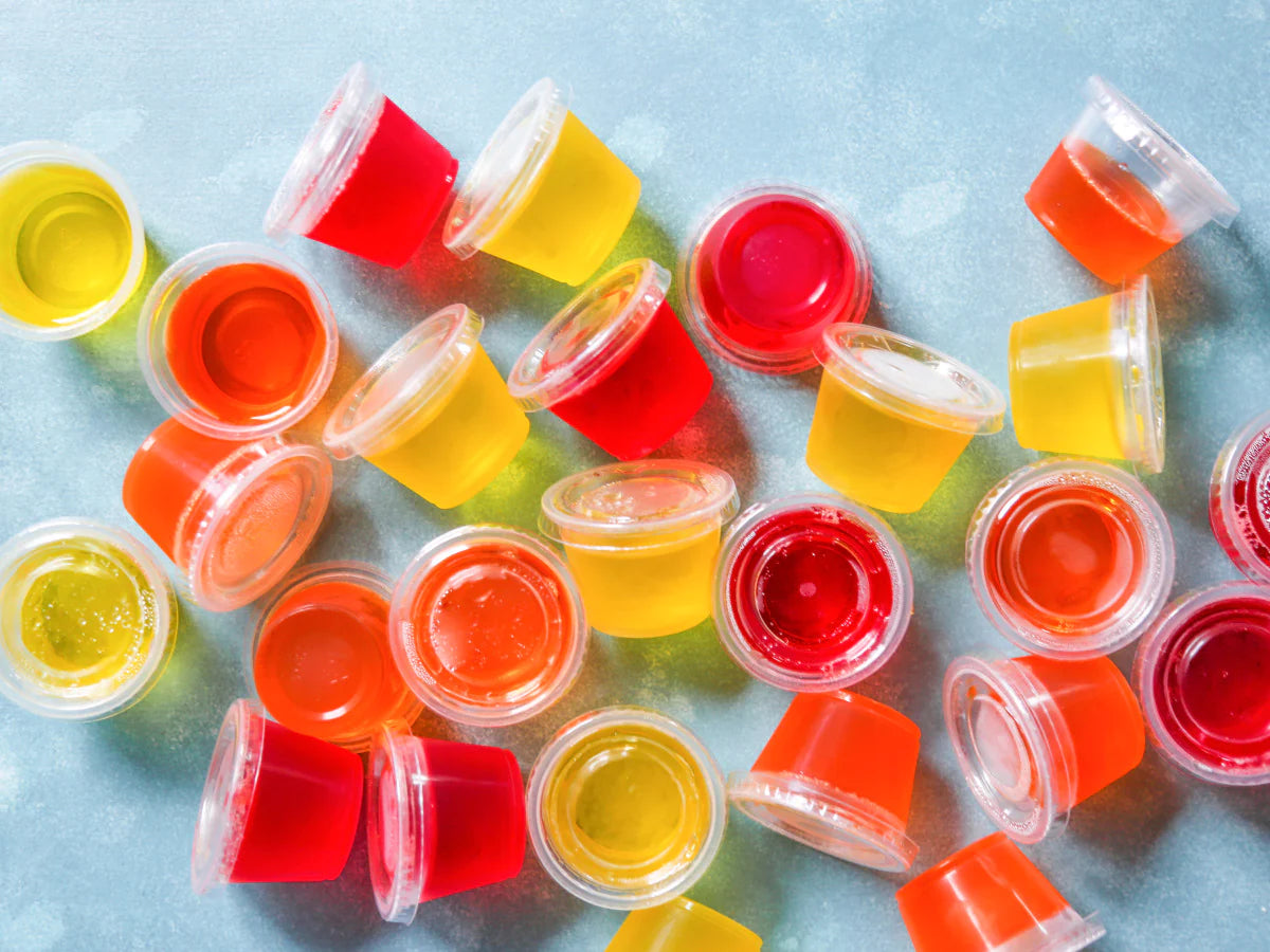 jello shots sur un support en marbre