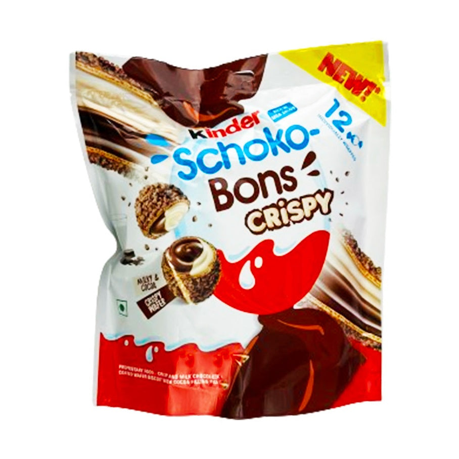 Un paquet avec un grand Kinder au centre, à droite il y a un Kinder Schoko Bons coupé en 2 et on y voit le chocolat blanc et au lait. Le tout sur un fond blanc