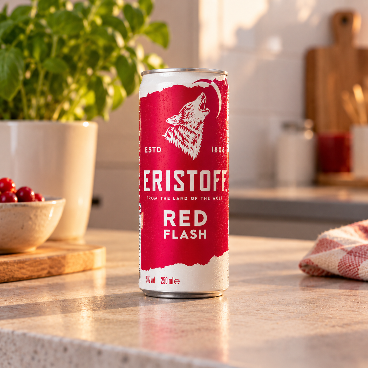 Vodka y soda Eristoff Red Flash con zumo de endrina, 5 % de alcohol