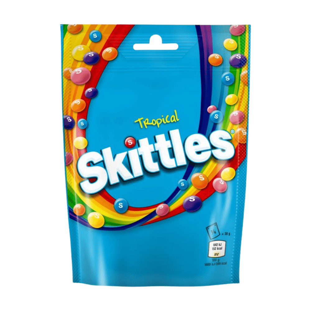 Skittles Pouch Bag Tropical, paquet de bonbons aux saveurs de fruits tropicaux, moelleux enrobés d'une couche de sucre croustillante – disponible sur My American Shop