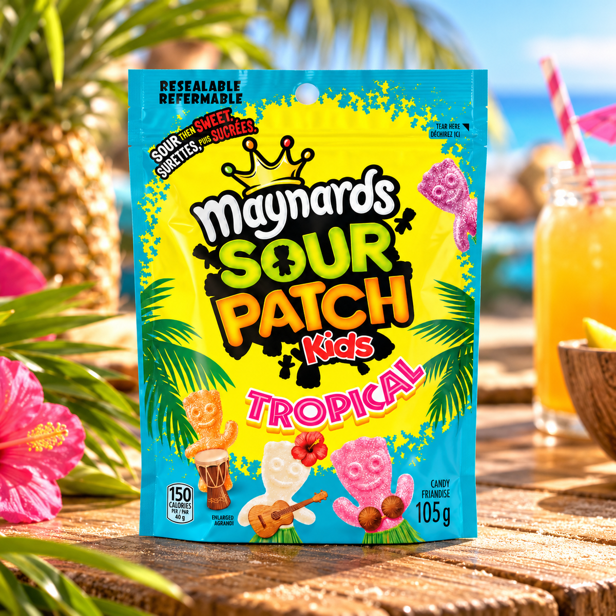 Sachet Maynards Sour Patch Kids Tropical 105 g, bonbons acidulés aux saveurs tropicales présentés dans un décor ensoleillé.