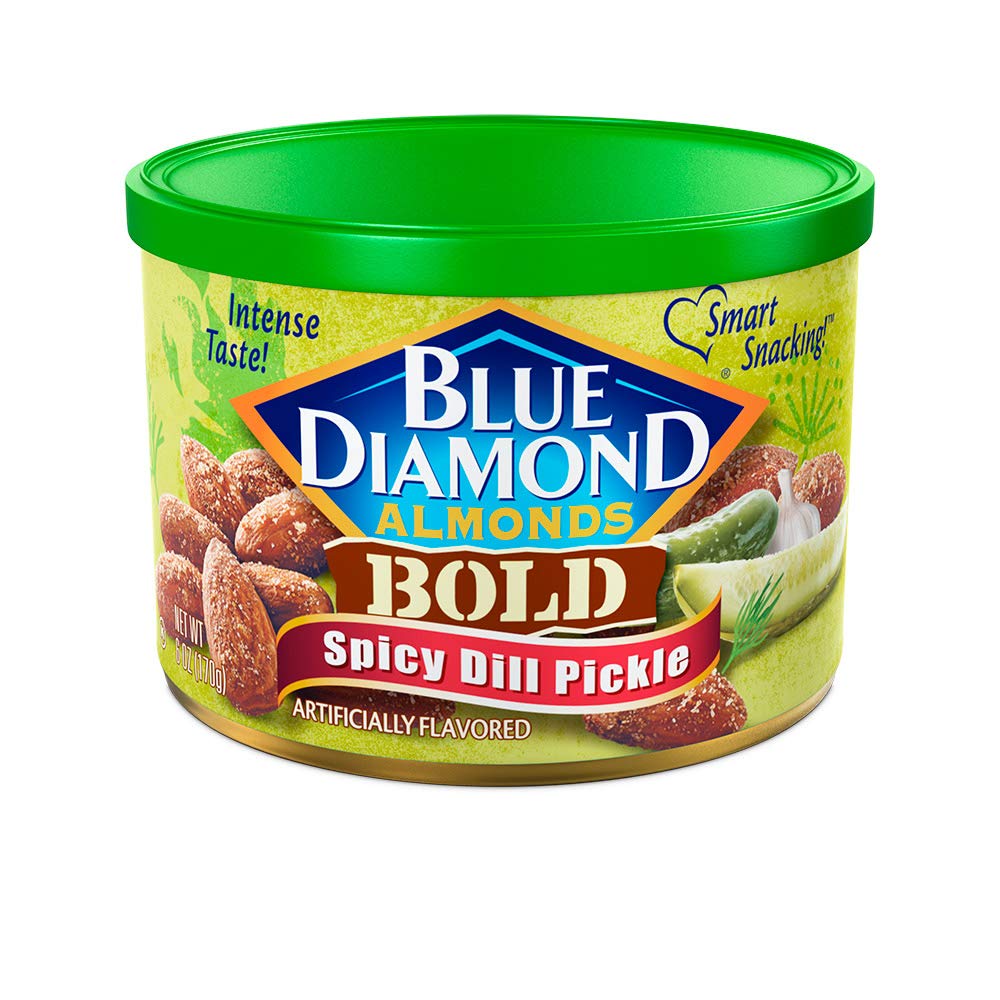 Un bol vert sur fond blanc avec un capuchon vert et sur l'étiquette il y a des amandes brunes aux épices et un cornichon à droite