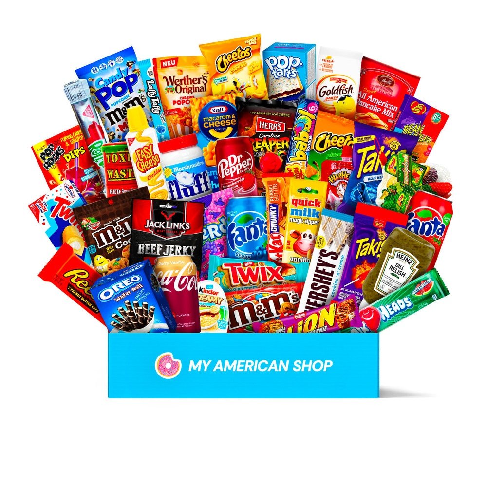 Un carton rectangulaire bleu contenant plein de snacks américains comme un Fanta bleu, des cookies M&M’s, des popcorns au caramel etc… Le tout sur fond blanc