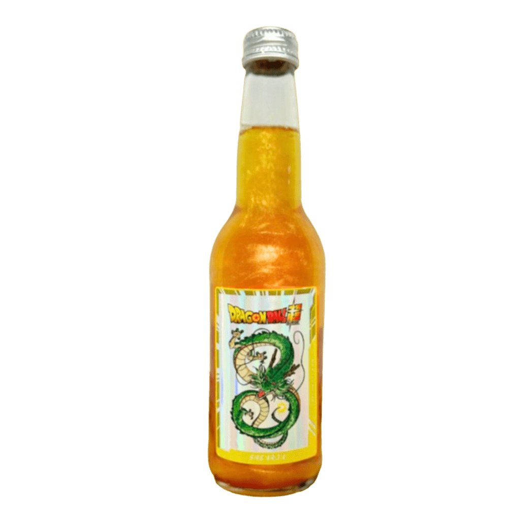 Une bouteille en verre sur fond blanc avec une boisson jaune orangée à paillettes