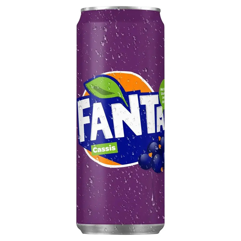 Une grande canette mauve sur fond blanc avec le logo Fanta et des cassis sur le côté droit 