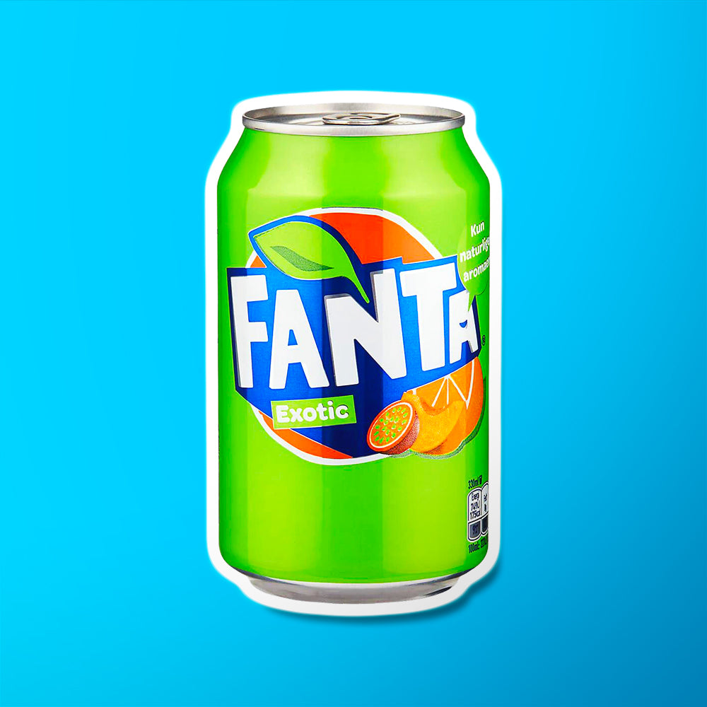 Une canette verte sur fond bleu avec au centre une orange, un fruit de la passion et une pêche 