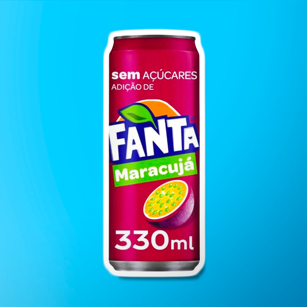 Une longue canette bordeaux sur fond bleu avec le logo Fanta et à droite un demi fruit de la passion