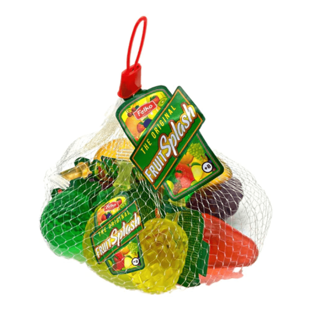 Un emballage en filet qui permet de voir des boules transparentes contenant des liquides de couleurs différentes ; jaune, mauve, bleu et une étiquette verte sur le haut avec un plusieurs fruits. Le tout sur fond blanc