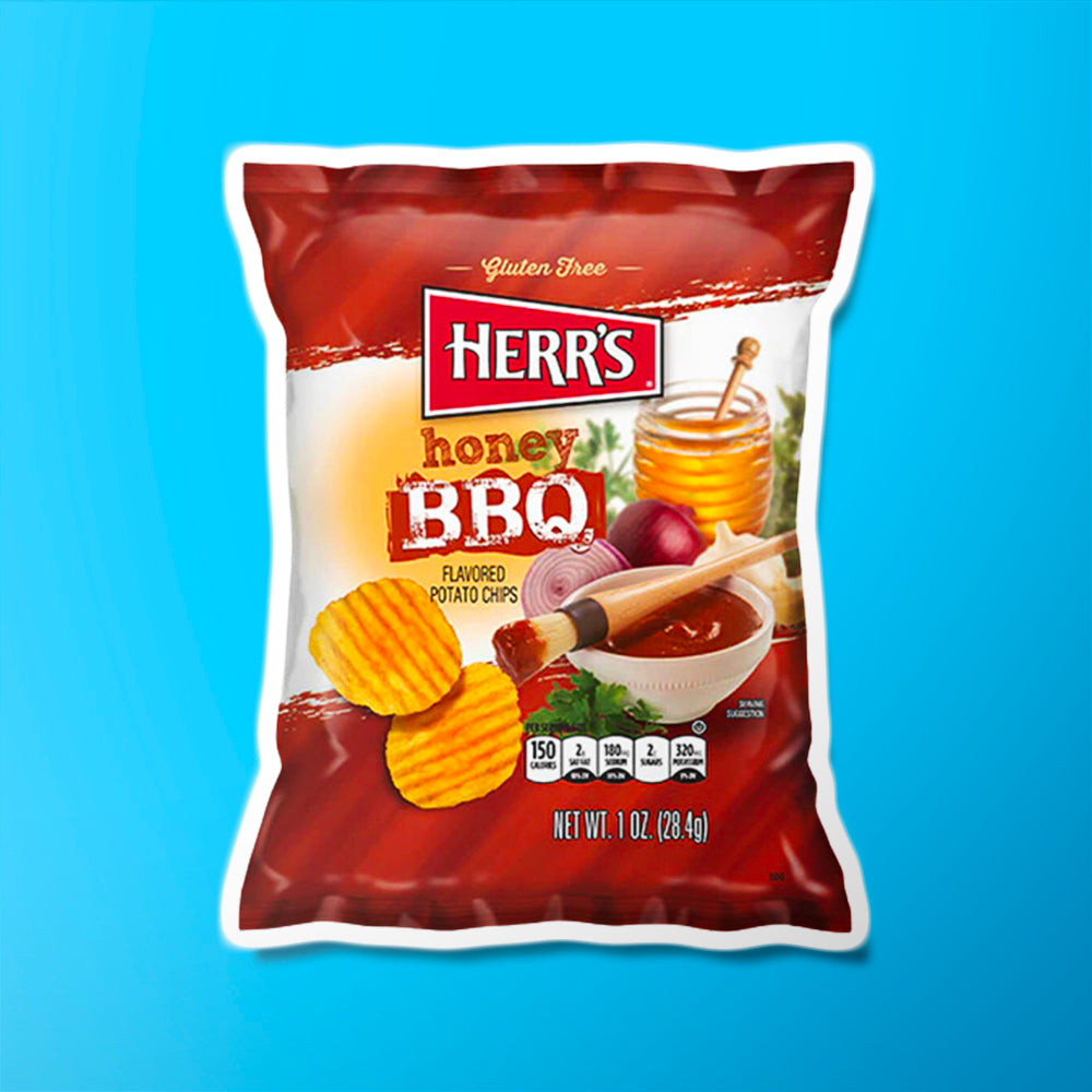 Un emballage marron sur fond bleu, à gauche 2 chips rondes et à droite un bol blanc de sauce rouge et à l’arrière 2 oignons rouges, de l’ail et du miel