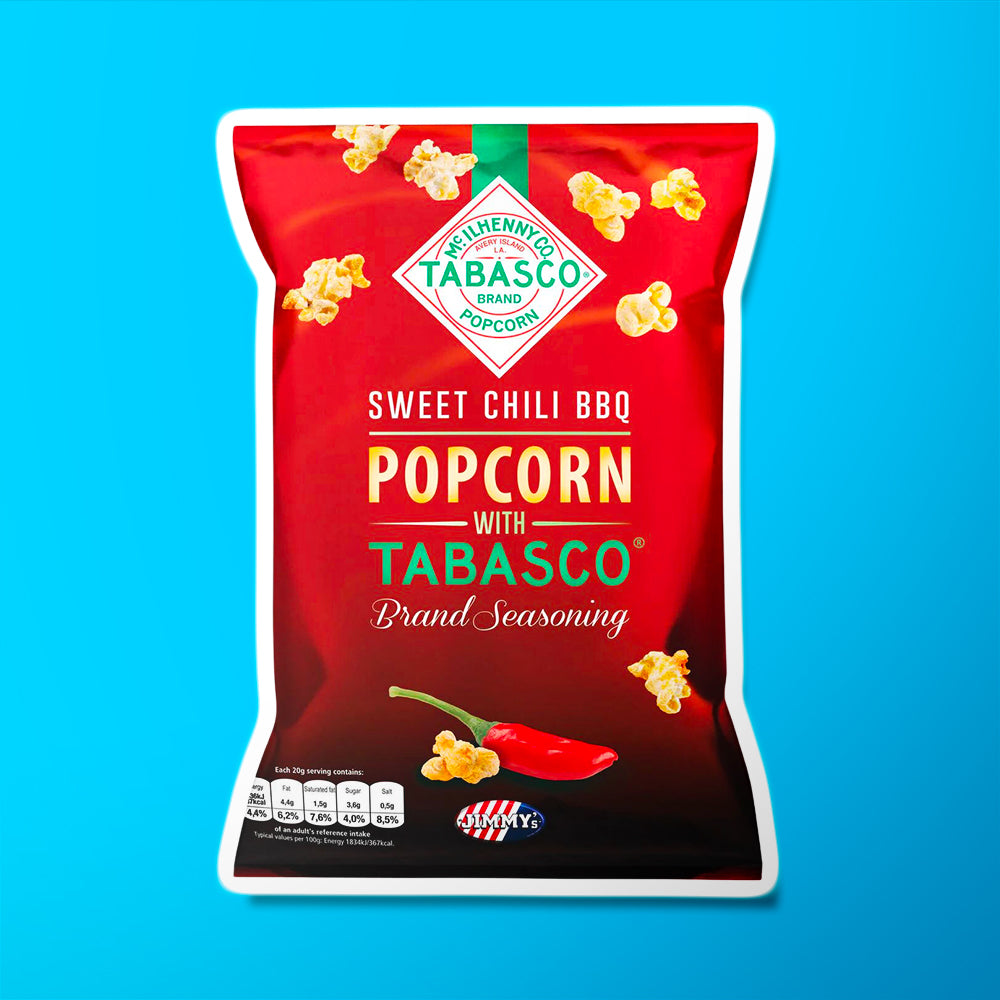 Un paquet rouge et noir sur fond bleu avec au-dessus des popcorns et en-dessous un long piment rouge
