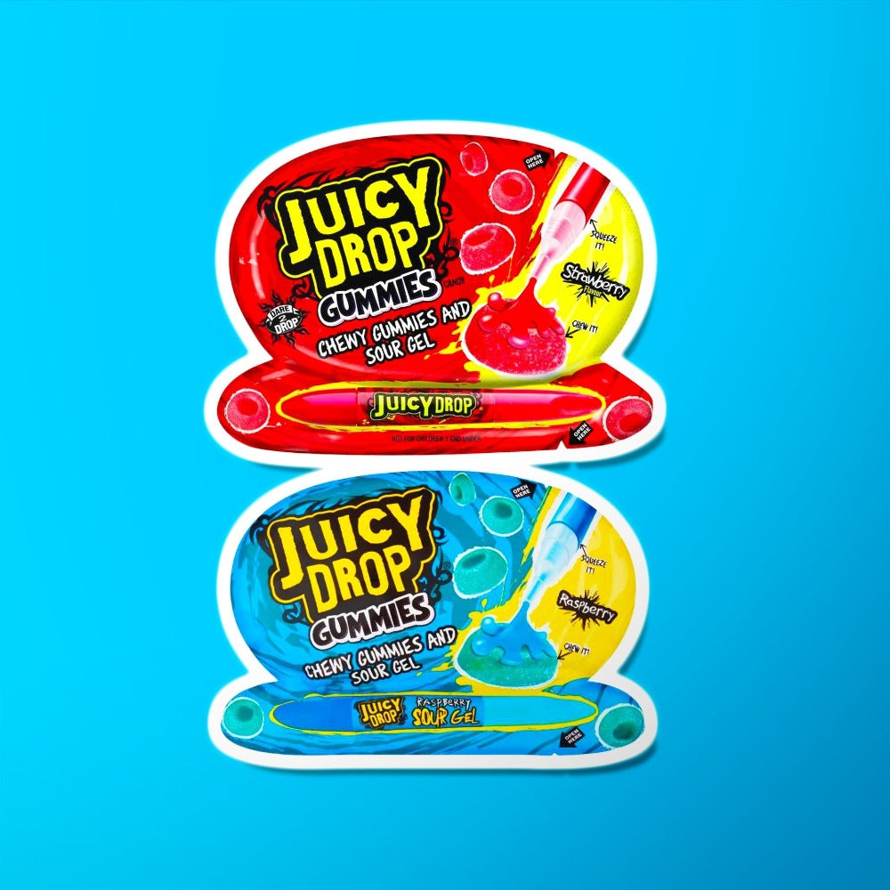2 emballages sur fond bleu, celui du haut est rouge et celui du bas est bleu. Il y a une partie pour le stylo et un partie avec plusieurs petits bonbons avec du jus qui y sort