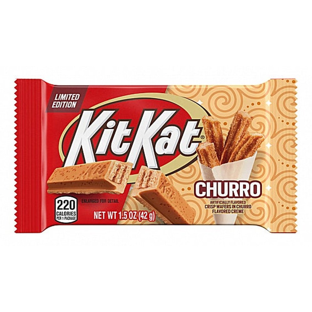 Un emballage rouge à gauche et beige à droite, au centre il y a un biscuit en bâtonnet enrobé de chocolat brun et à côté un cornet blanc rempli de churros. Le tout sur fond blanc