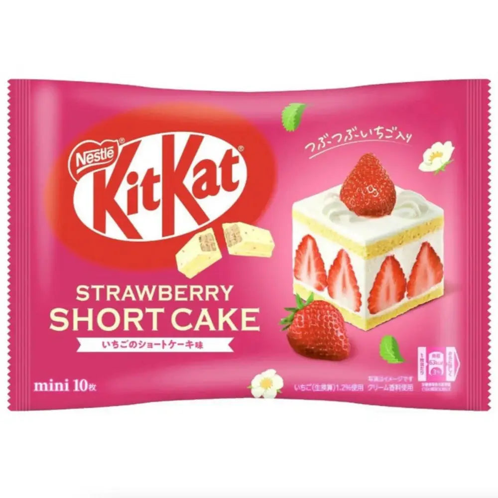 Un emballage rose sur fond blanc avec un gateau blanc et des morceaux de fraises
