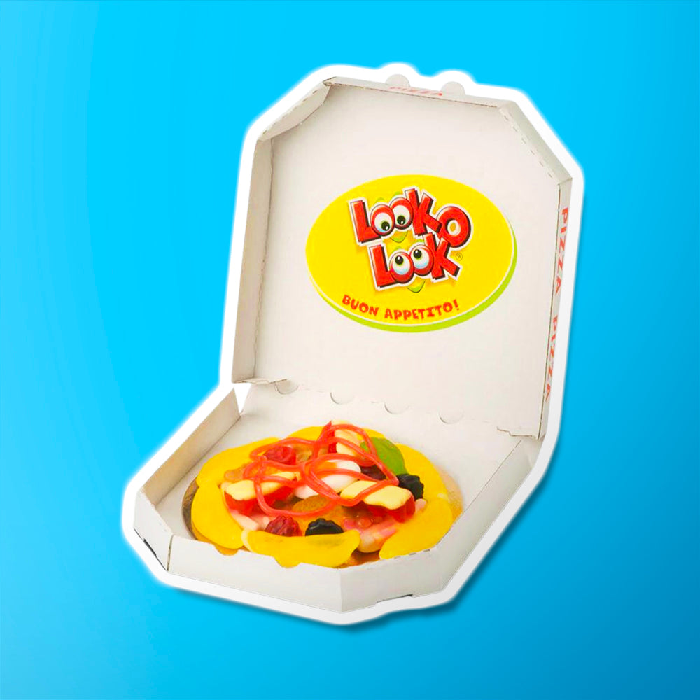 Un carton blanc ouvert, on y voit un bonbon formant une pizza, il y a des bonbons bananes, des nounours rouges, des myrtilles noires. Le tout sur fond bleu