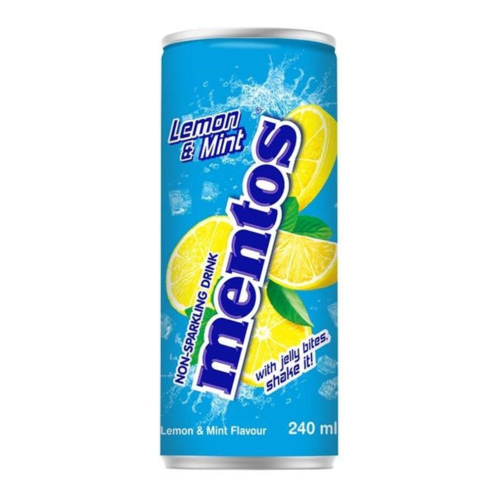 Une longue canette bleu sur fond blanc avec des morceaux de citrons