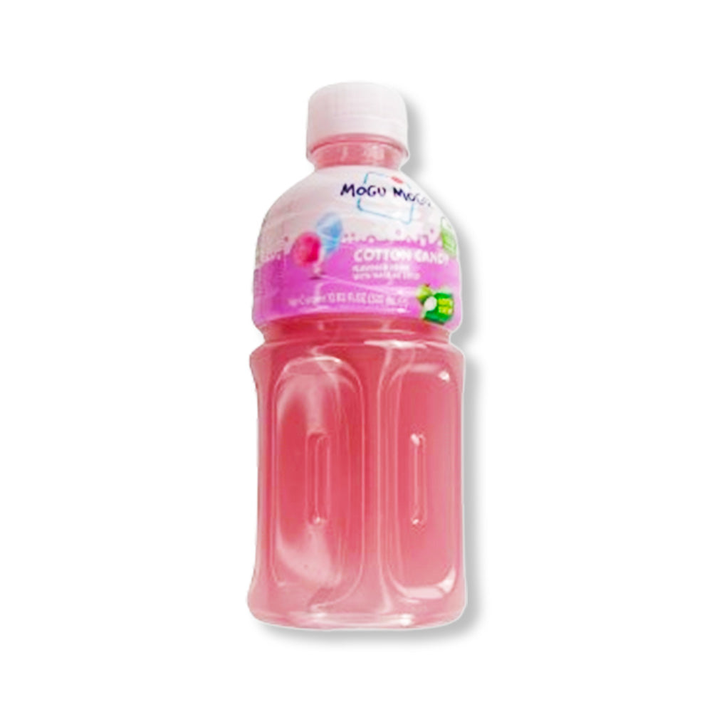 Une bouteille transparente sur fond blanc qui montre la couleur mauve de la boisson. Sur l’étiquette est dessiné 2 barbes à papa rose et bleu