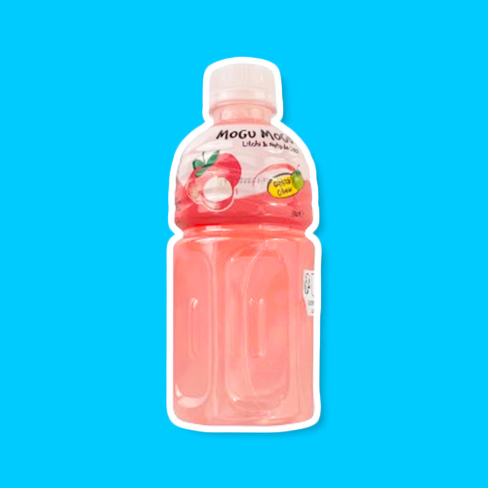 Une bouteille transparente sur fond bleu qui montre la couleur rose de la boisson. Sur l’étiquette est dessiné 3 litchis