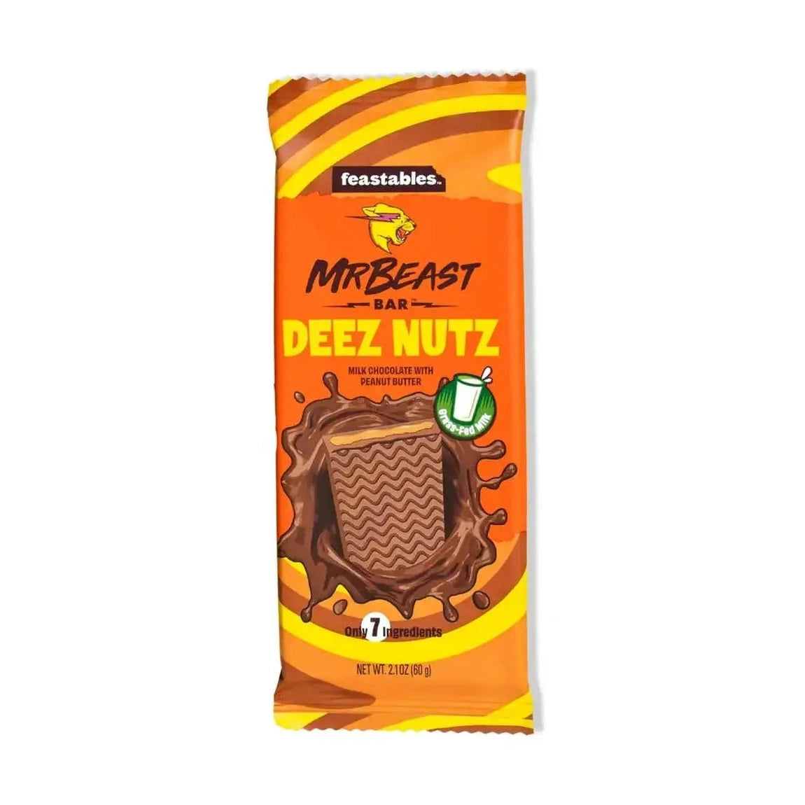 Un emballage orange et jaune sur fond blanc avec au centre une barre chocolatée dans un coulis brun