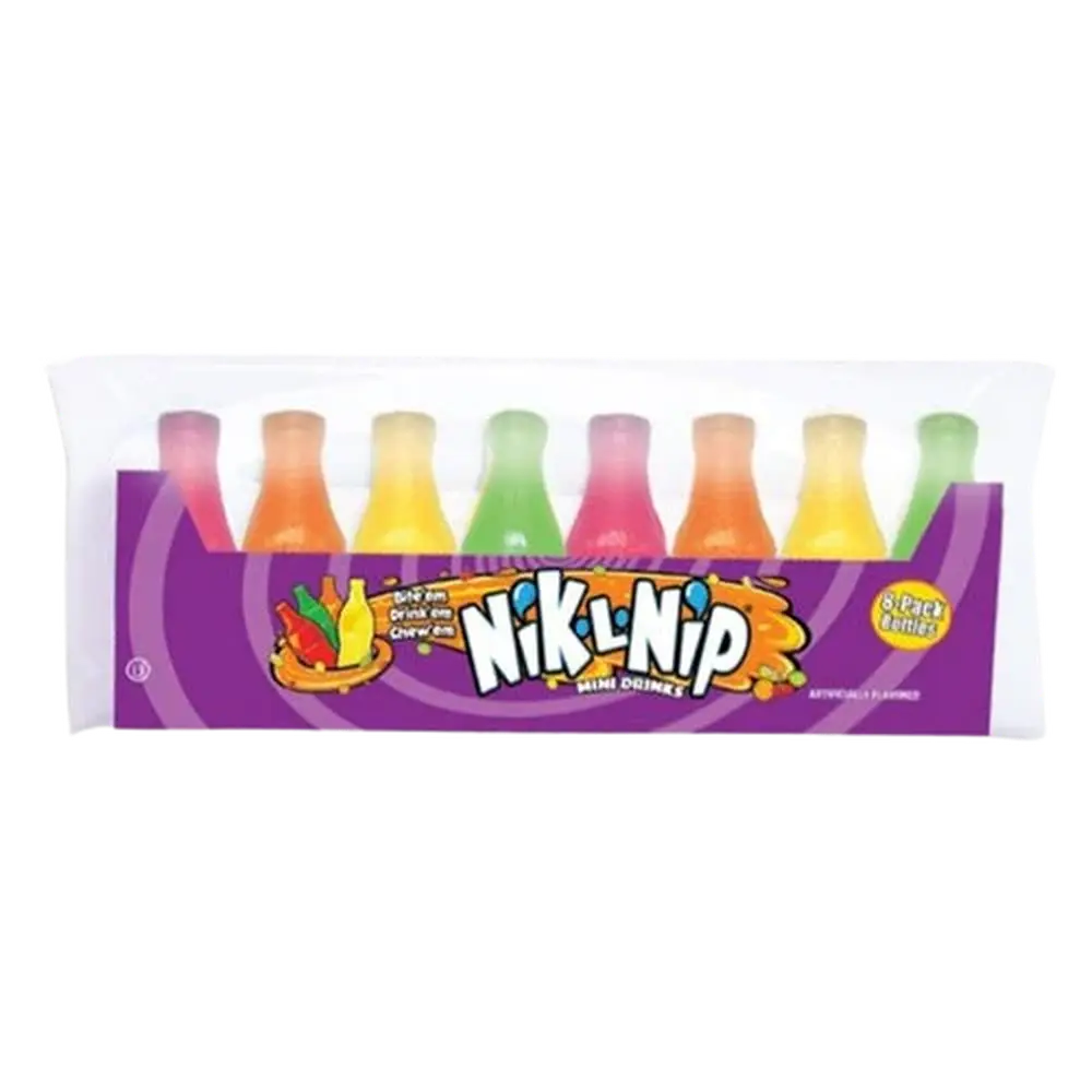 Un emballage mauve avec 8 bonbons en bouteilles de 4 couleurs différentes : rose, orange, jaune et vert. Le tout sur fond blanc et recouvert d’un papier transparent