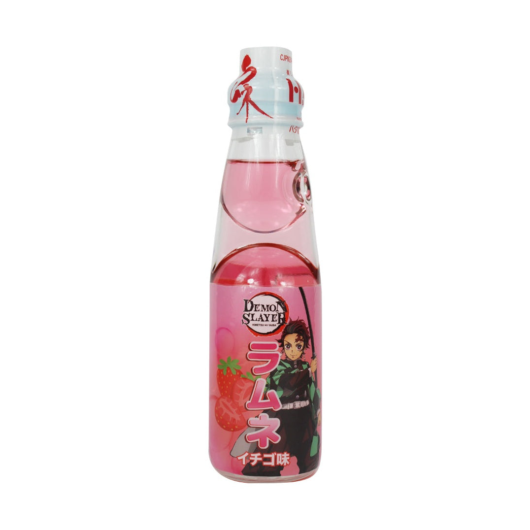 Une bouteille en verre sur fond blanc rempli d'une boisson rosée et une étiquette rose avec des fraises