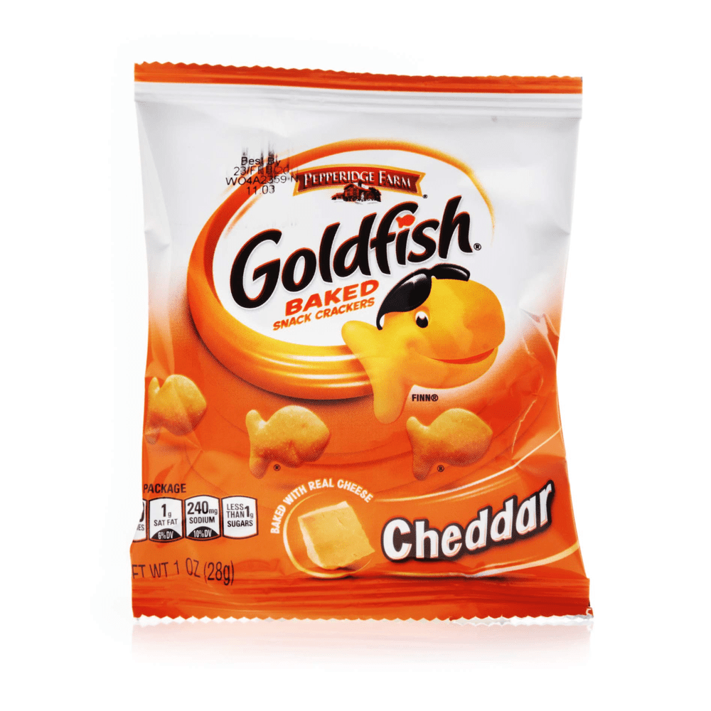 Un paquet orange et blanc avec au centre un petit poisson jaune à lunettes de soleil, en bas un morceau de fromage. Le tout sur fond blanc