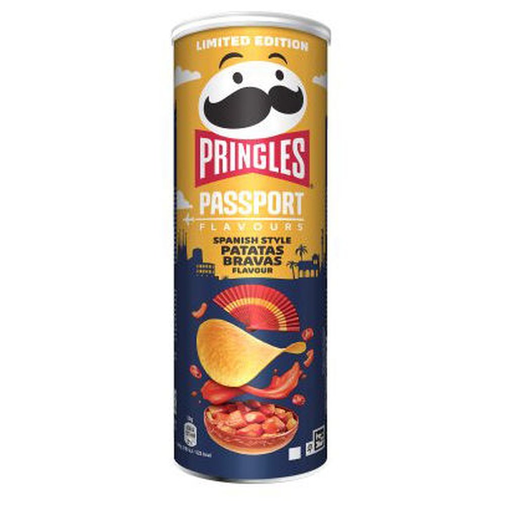 Un paquet en forme de cylindre jaune et bleu marine, au milieu il y a un bol en bois rempli d’une sauce rouge et un chips au dessus