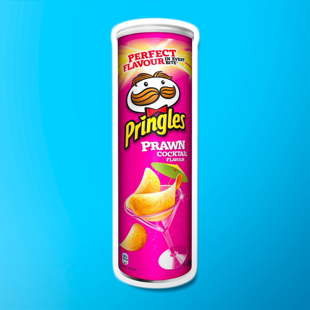 Un paquet en forme de cylindre rose, au milieu il y a une des chips dans un verre à cocktails. Le tout sur fond bleu