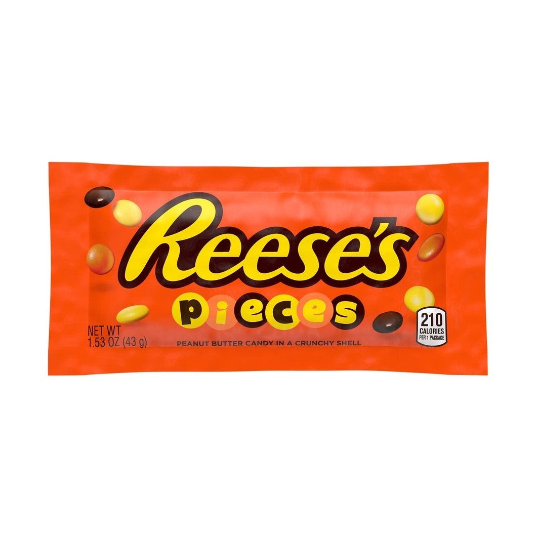 Un emballage orange sur fond blanc avec écrit « Reese’s » en jaune et au centre, autour il y a des petites billes de couleurs différentes : jaune, orange et marron