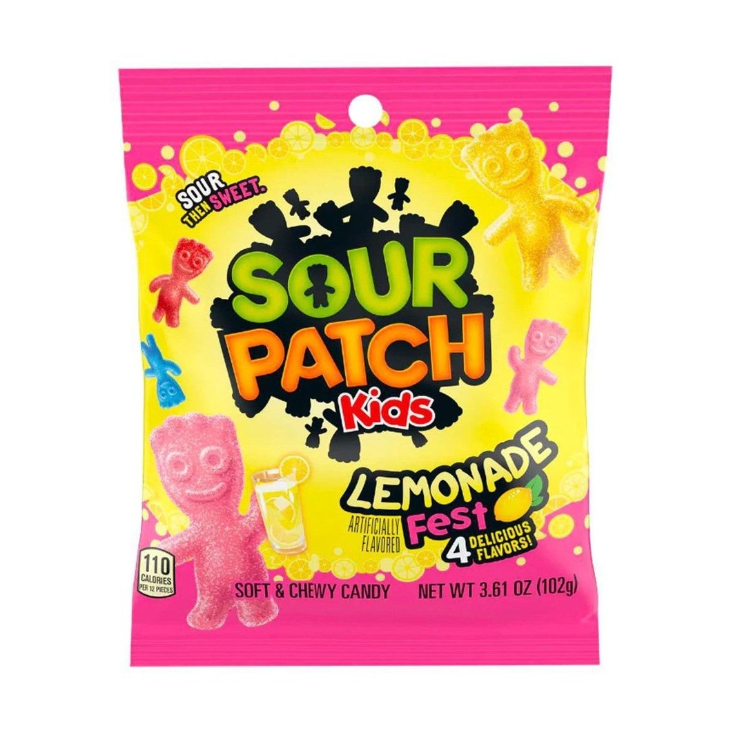 Un emballage rose et jaune sur fond blanc avec des bonbons en forme de petits bonhommes rouge, jaune, rose et bleu. Devant il est rose et tient un verre de limonade jaune