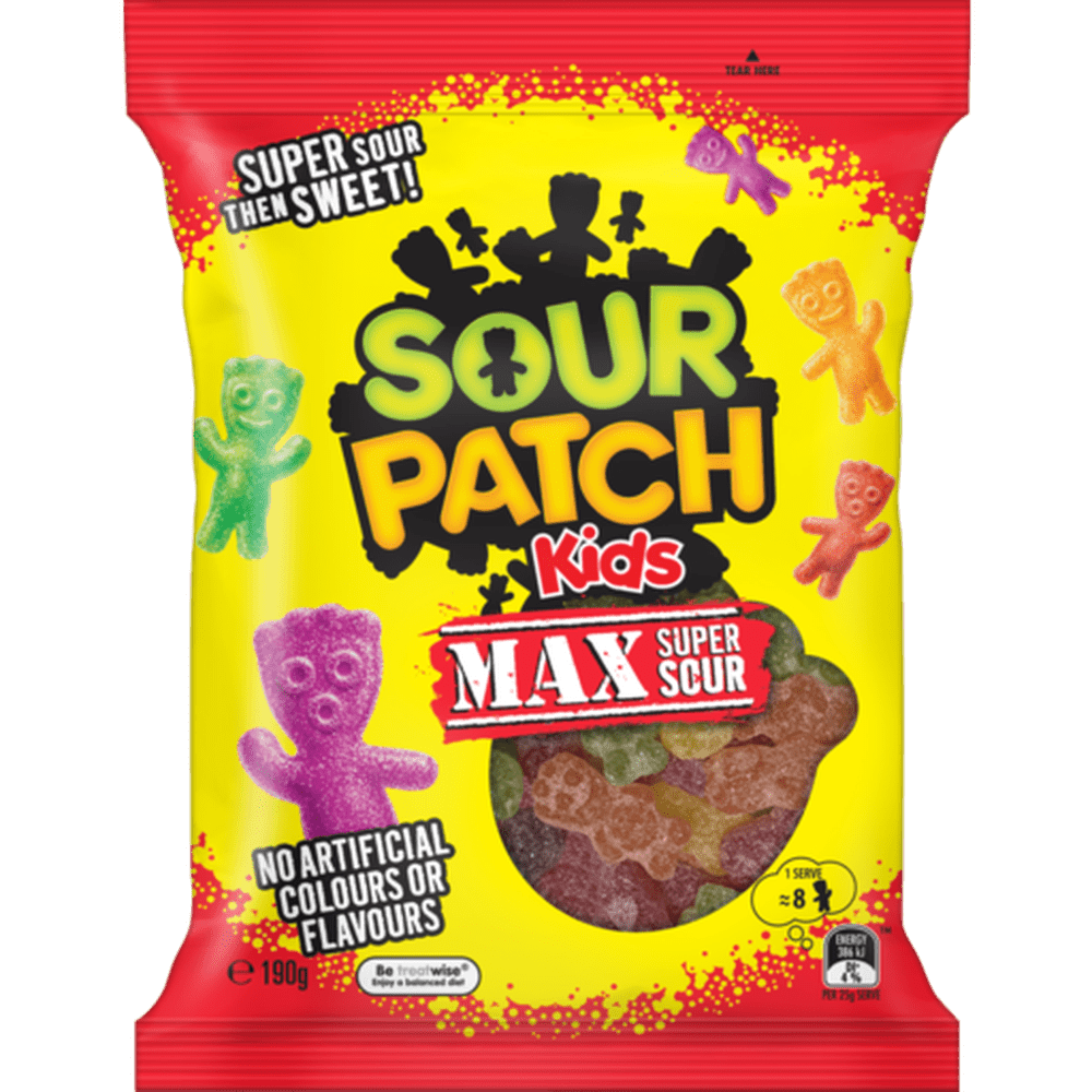 Un emballage jaune et rouge sur fond blanc avec des bonbons colorés en forme de bonhommes